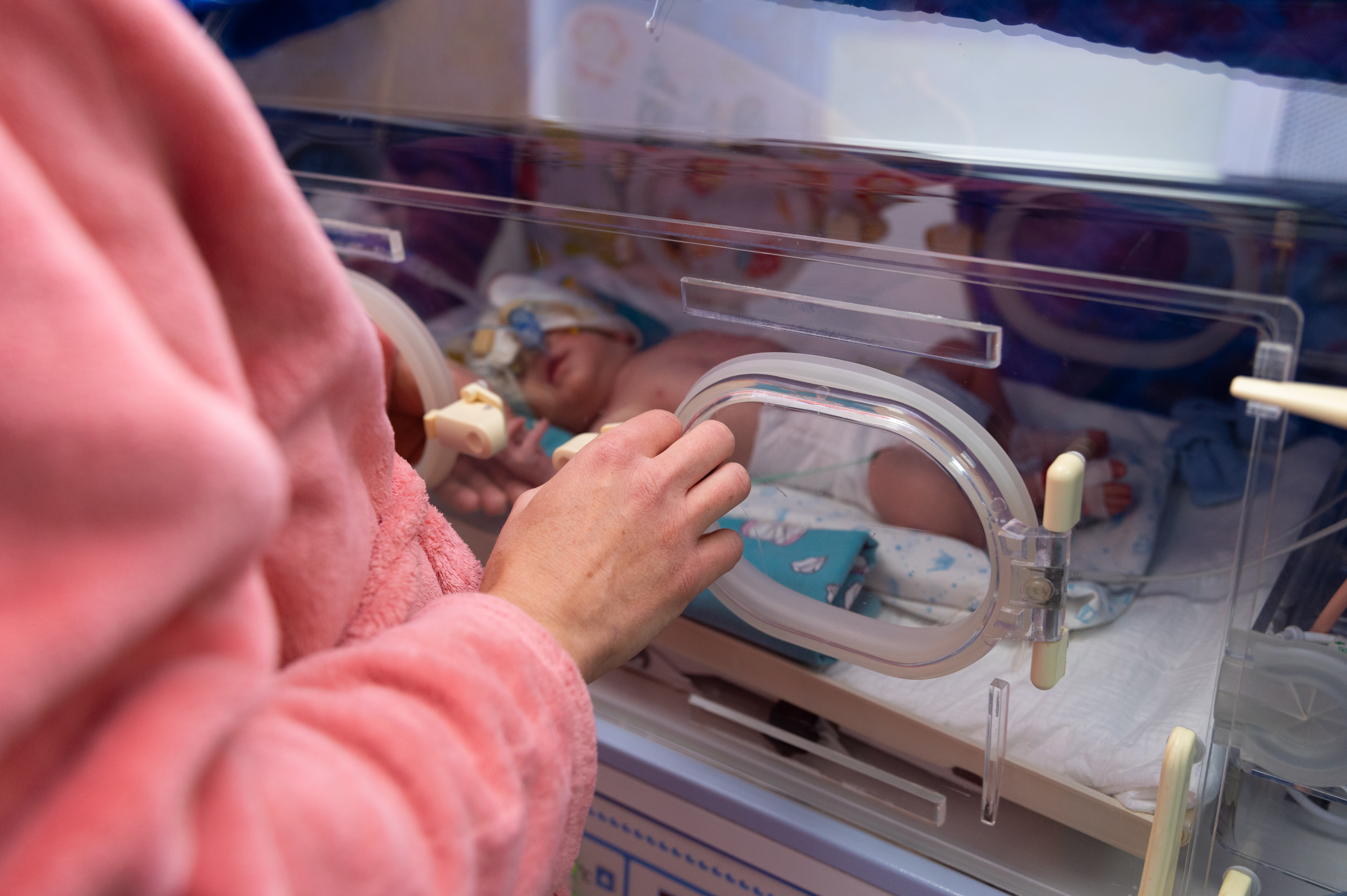 A baby breathes comfortably in an incubator