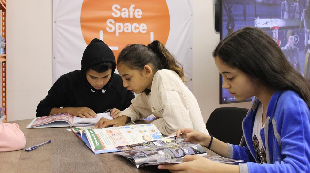 Roma children participate in an information session on sexual and reproductive health at a UNFPA safe space. © UNFPA Moldova.