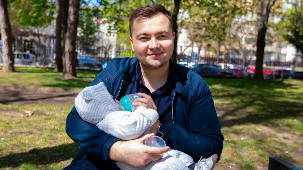 A young father discovers the joy of parenting as Moldova aims to extend paternity leave