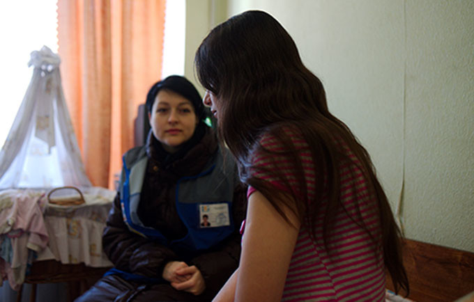 UNFPA mobile team member talks to a young woman in Ukraine
