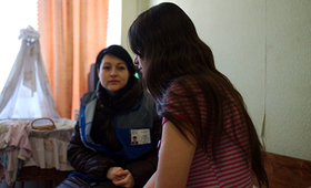 UNFPA mobile team member talks to a young woman in Ukraine